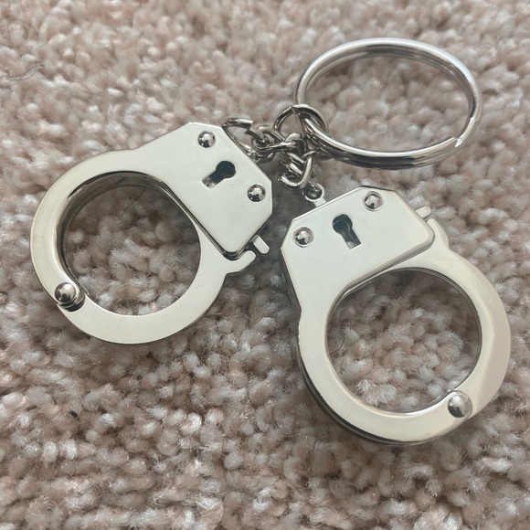 Supreme Handcuffs Keychain - Picture 4 of 5